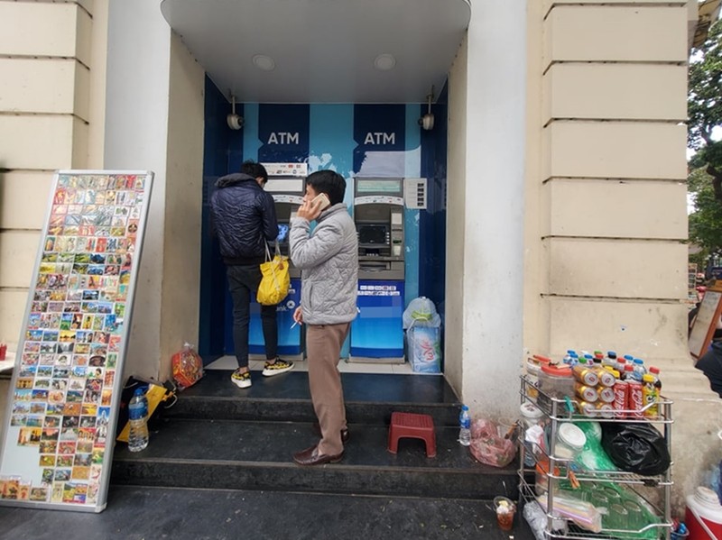 Khach rua tay sat khuan truoc khi vao cay ATM o Ha Noi-Hinh-10