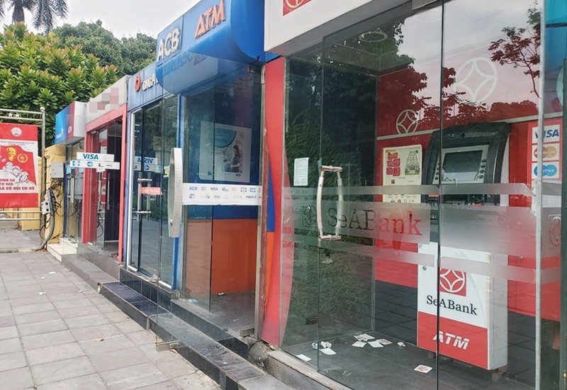 Khach rua tay sat khuan truoc khi vao cay ATM o Ha Noi-Hinh-2