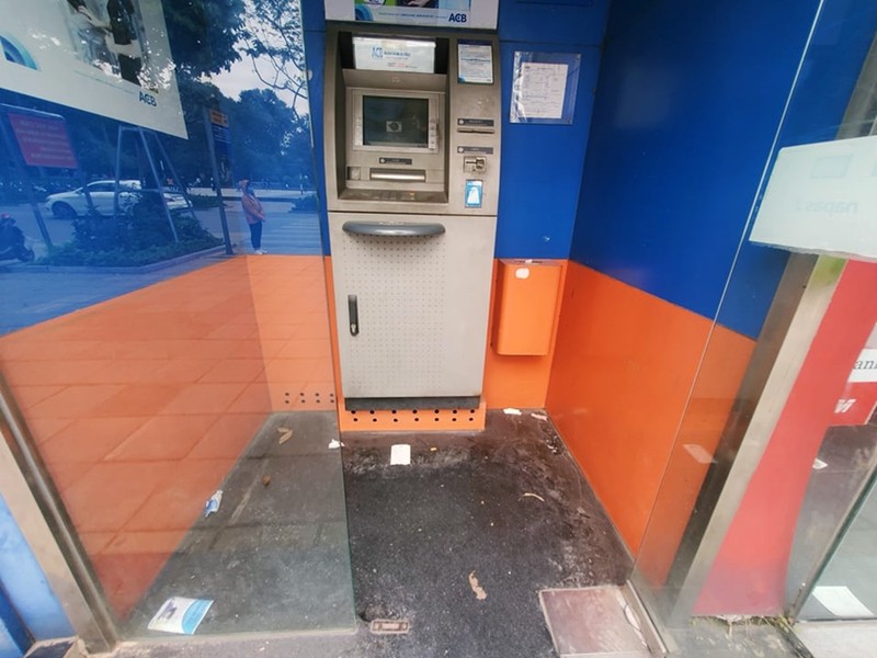 Khach rua tay sat khuan truoc khi vao cay ATM o Ha Noi-Hinh-3