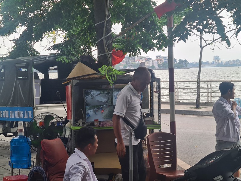 Thanh tra giao thong quan Tay Ho dep bai xe khong phep o phuong Buoi-Hinh-4