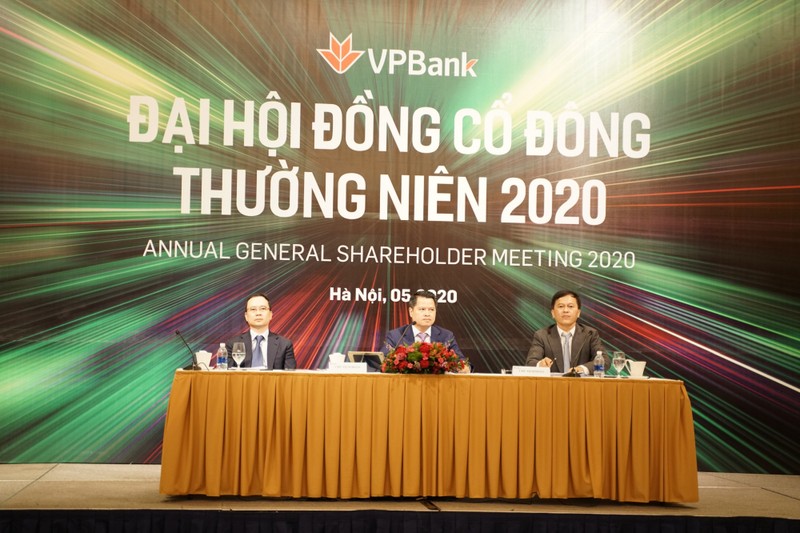 Thoai von tai 'con ga de trung vang' FE Credit, VPBank se lay gi de tang truong loi nhuan?