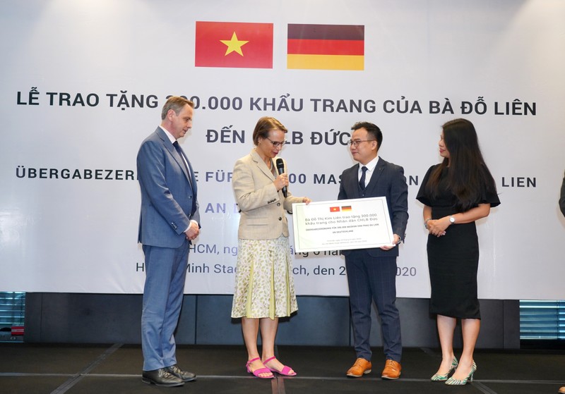 Shark Do Lien - Chu tich Green Vietnam Fund tang 300.000 khau trang cho Duc