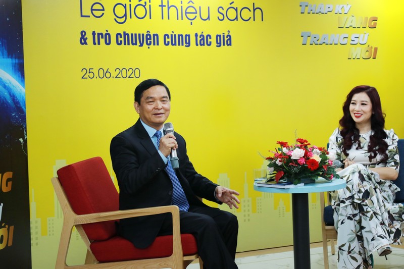 Doanh nhan Le Viet Hai say sua hat trong buoi ra mat sach 'Thap ky vang - Trang su moi'-Hinh-9