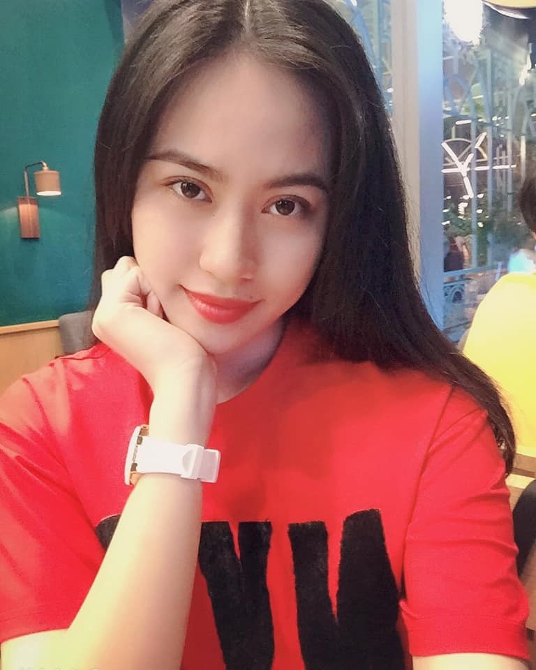 Do dang sexy giua ban gai tin don Quang Hai va Nhat Le-Hinh-9