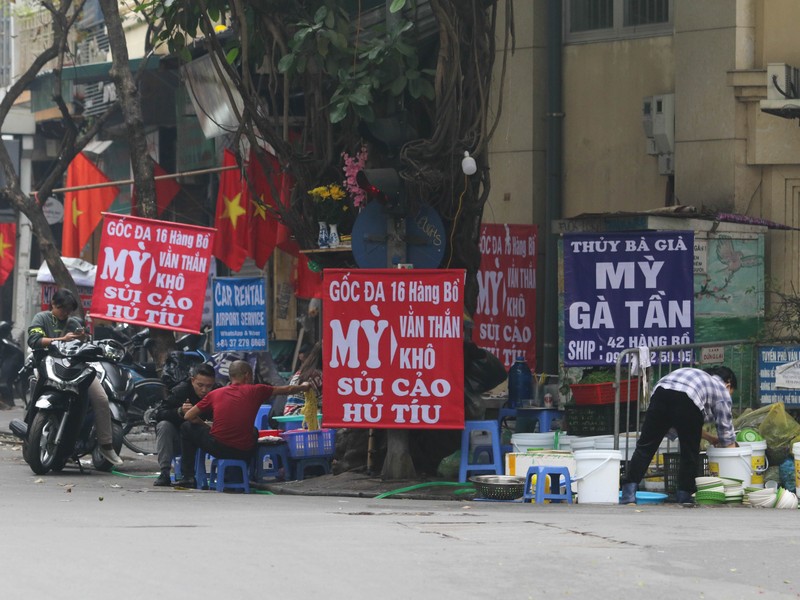 Hang quan mung 1 Tet Quy Mao 2023: Mo cua day du nhung khach vang-Hinh-5