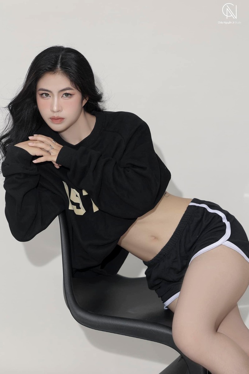 Hotgirl bong da Thanh Nha mac ao 2 day quyen ru-Hinh-8