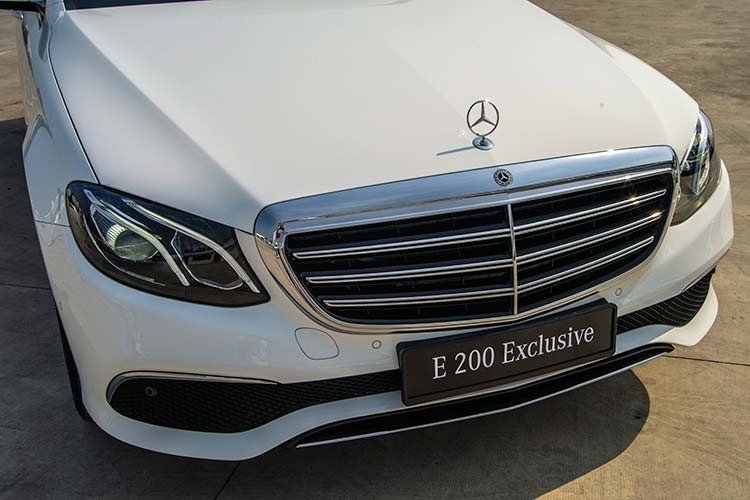 Mercedes-Benz E200 Exclusive hon 2,2 ty vua ve Viet Nam co gi thu hut?-Hinh-3