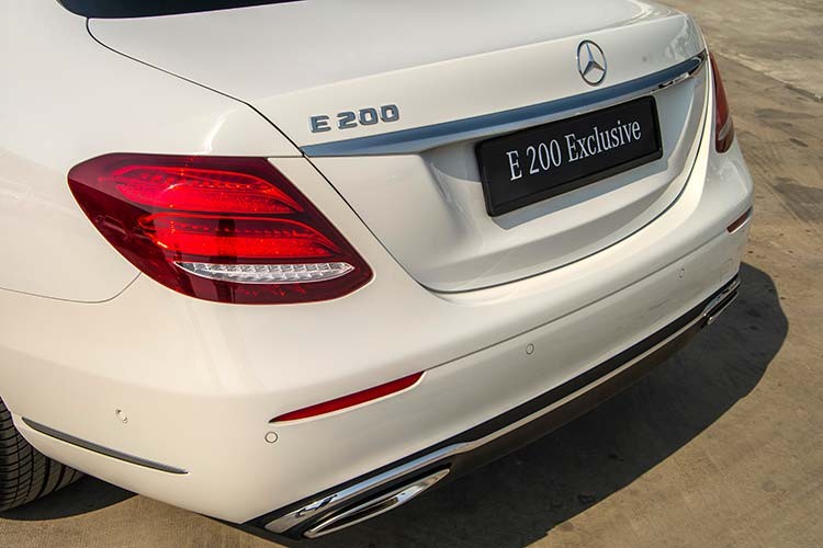 Mercedes-Benz E200 Exclusive hon 2,2 ty vua ve Viet Nam co gi thu hut?-Hinh-4