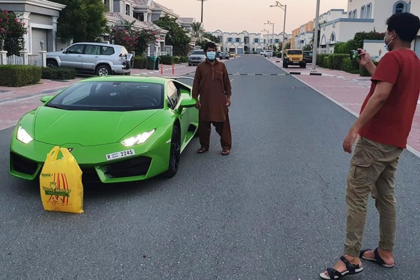 Thu vi nhu o Dubai, lai sieu xe Lamborghini Huracan mui tran di ship xoai-Hinh-2