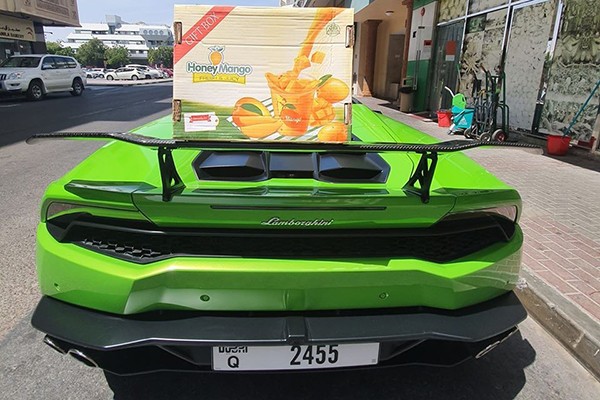 Thu vi nhu o Dubai, lai sieu xe Lamborghini Huracan mui tran di ship xoai-Hinh-3