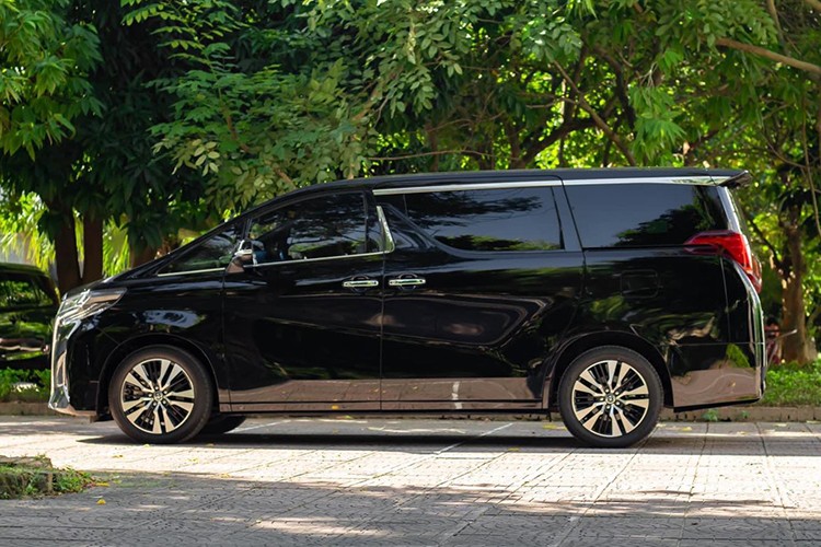 Toyota Alphard chay 1 nam gia con 3,5 ty dong-Hinh-2