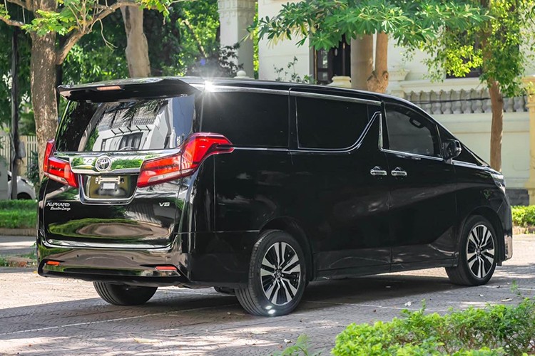 Toyota Alphard chay 1 nam gia con 3,5 ty dong-Hinh-4