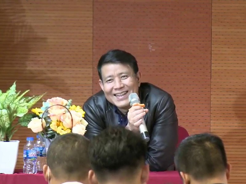 'Thay A7' Nguyen Manh Tuan vua bi ban giai chap co phieu la ai?