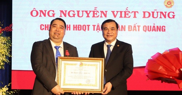 Vu ong Nguyen Viet Dung danh nu caddie: Doanh thu Tap doan Dat Quang teo top vi du an tri tre