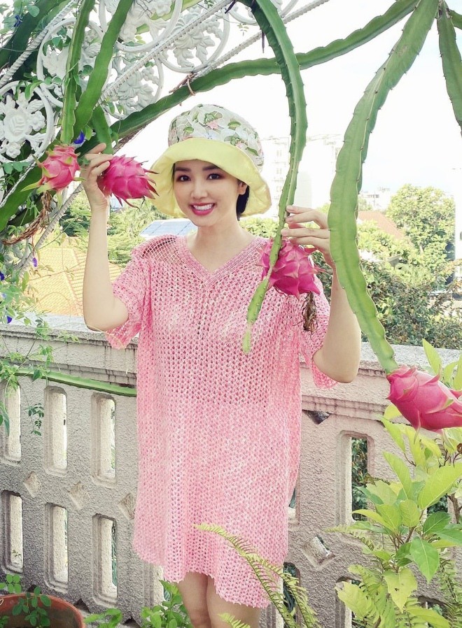 Hoa hau Giang My khoe khu vuon ngap hoa trai trong nha-Hinh-9
