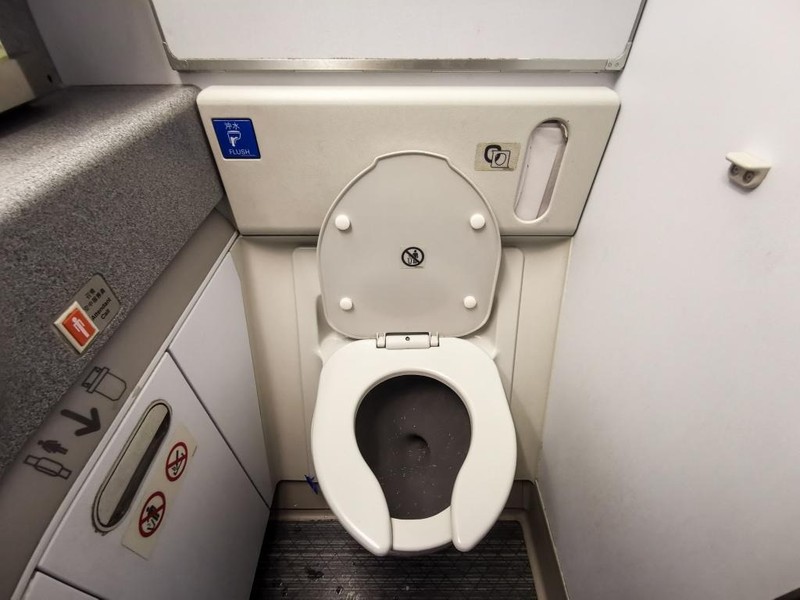 Nhung chiec toilet tren may bay va cac bi mat dong troi-Hinh-2