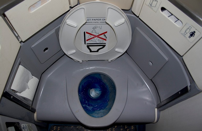 Nhung chiec toilet tren may bay va cac bi mat dong troi-Hinh-5