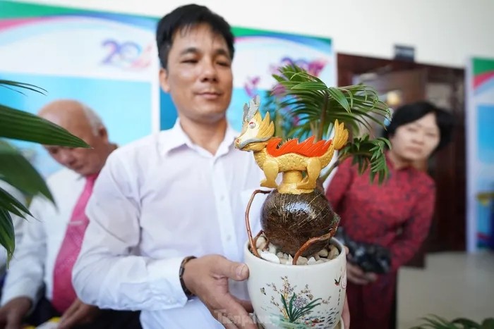 Doc dao Rong vang om dua bonsai don Tet Giap Thin 2024