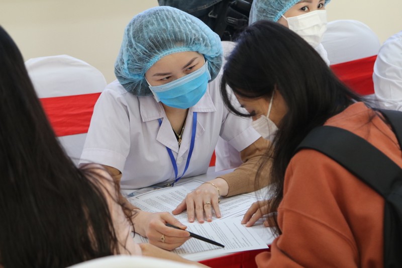 Nguoi dau tien tai Viet Nam chinh thuc tiem vaccine COVID-19-Hinh-2