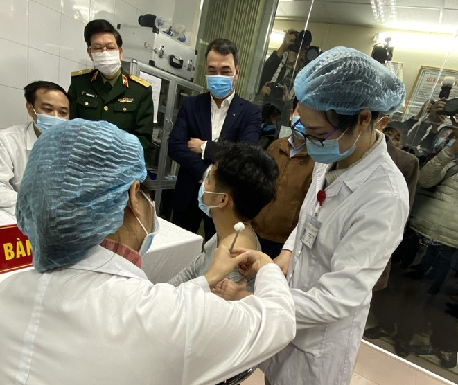 Nguoi dau tien tai Viet Nam chinh thuc tiem vaccine COVID-19
