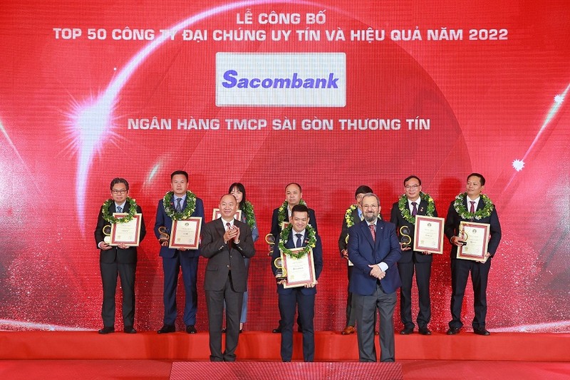 Sacombank nhan 2 giai thuong tu Vietnam Report-Hinh-2