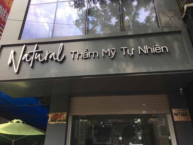 Tham my vien Natural khong phep nhung van nang mui, hut mo bung cho khach
