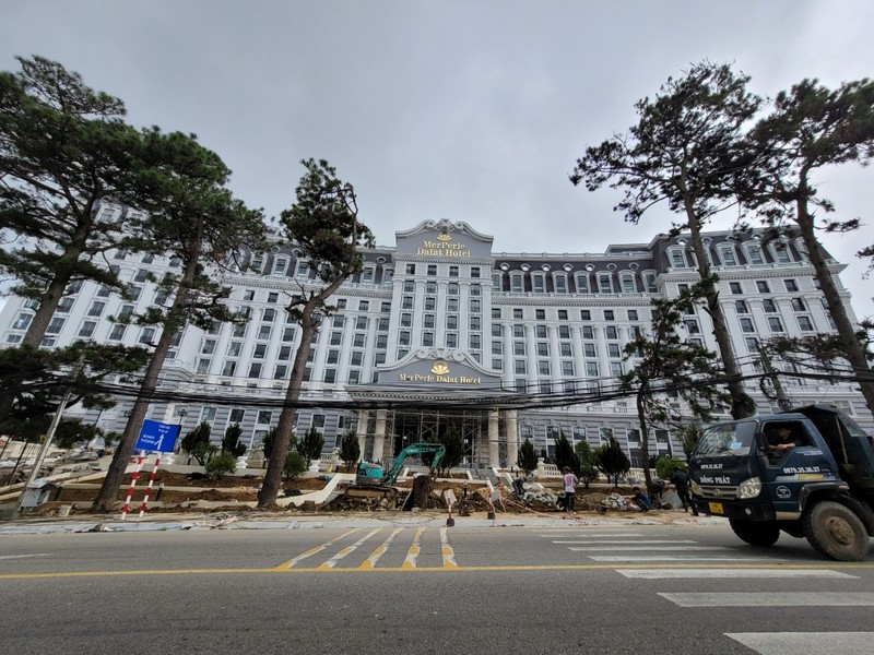 Lam Dong: Khach san Merperle Dalat Hotel xay 'lo' gan 4.500 m2-Hinh-3