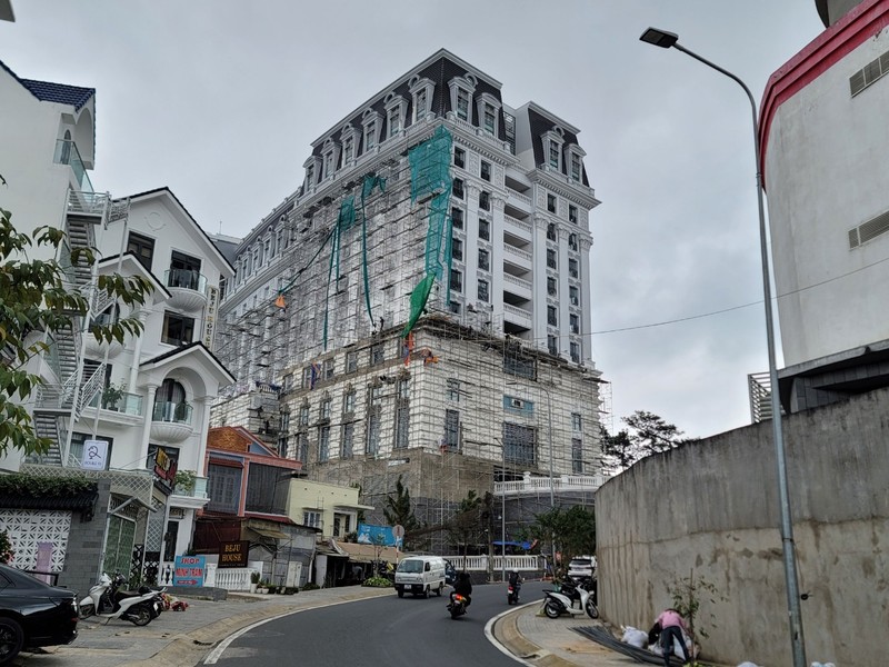 Lam Dong: Khach san Merperle Dalat Hotel xay 'lo' gan 4.500 m2