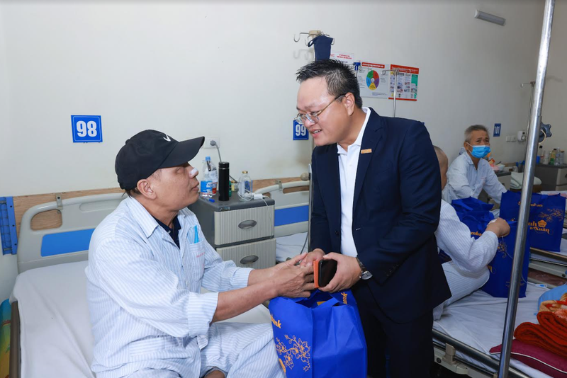 CEO Sacombank Nguyen Duc Thach Diem mang 'mua xuan am' den voi tre em-Hinh-7