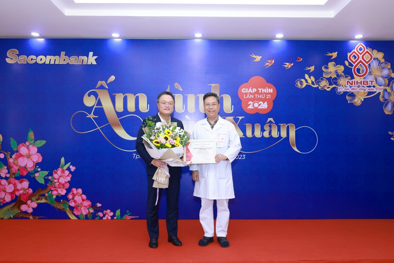 CEO Sacombank Nguyen Duc Thach Diem mang 'mua xuan am' den voi tre em-Hinh-9