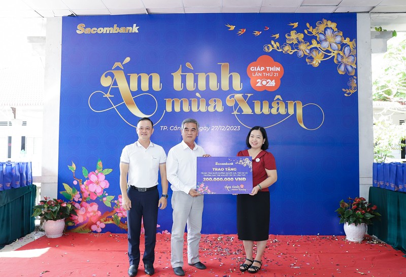CEO Sacombank Nguyen Duc Thach Diem mang 'mua xuan am' den voi tre em