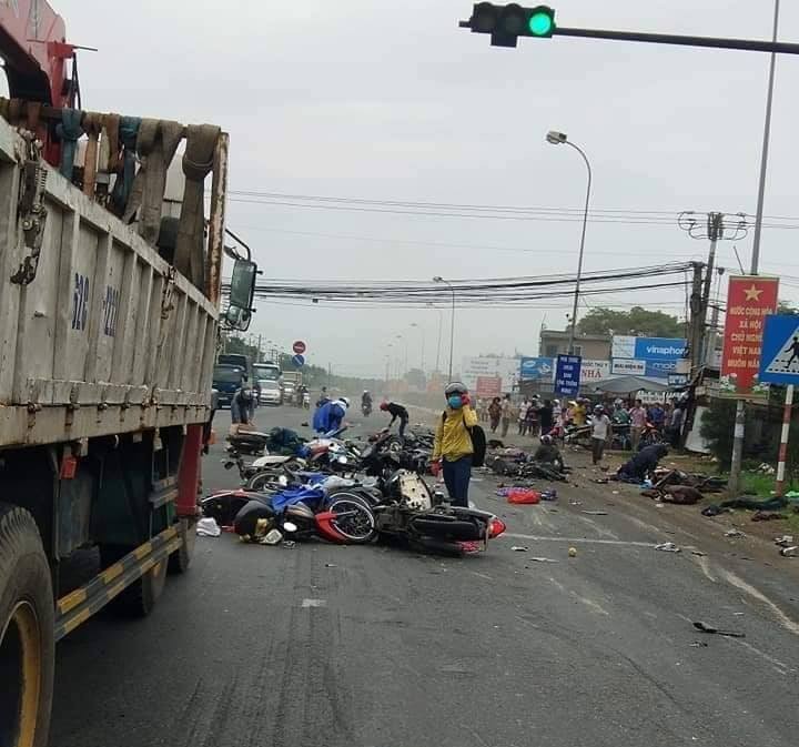 Long An: Container dam xe may dung den do, 30 nguoi thuong vong