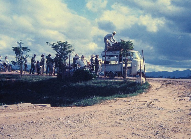 Dac biet cuoc song mien Trung nam 1967 qua ong kinh linh My-Hinh-10