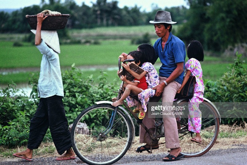 Cuoc song than thuong o nong thon Viet Nam dau thap nien 1990-Hinh-4