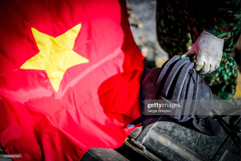 Quoc ky Viet Nam day khi the trong mat phong vien quoc te-Hinh-10