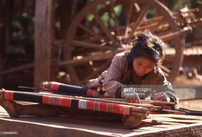 Cuoc song binh di day loi cuon o Lao nam 1990-Hinh-13