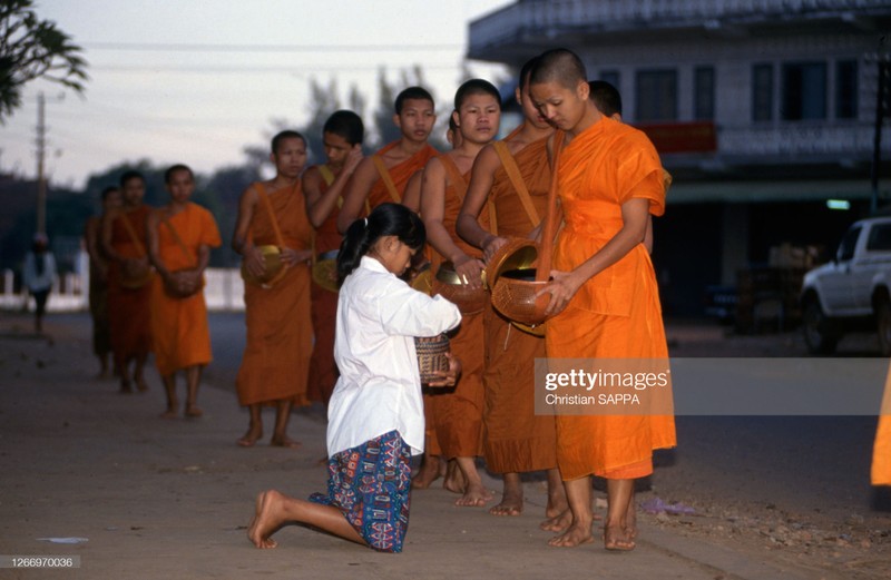 Cuoc song binh di day loi cuon o Lao nam 1990-Hinh-8