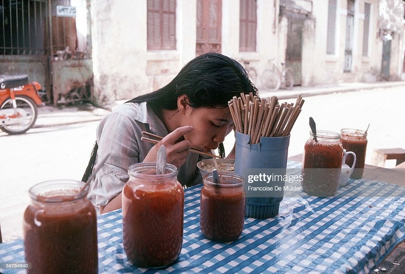 Nhin lai phu nu Viet Nam thap nien 1980 qua ong kinh nguoi Phap-Hinh-10