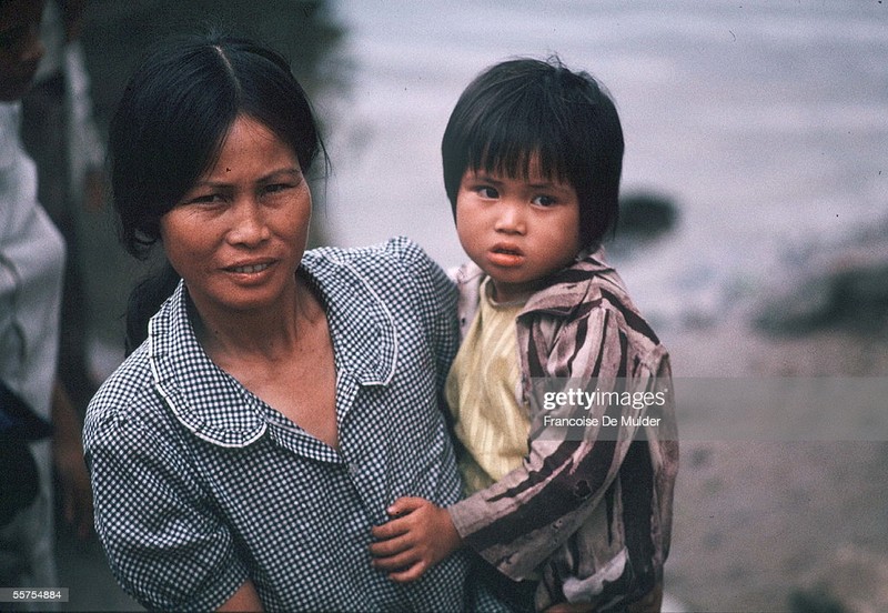Nhin lai phu nu Viet Nam thap nien 1980 qua ong kinh nguoi Phap-Hinh-11