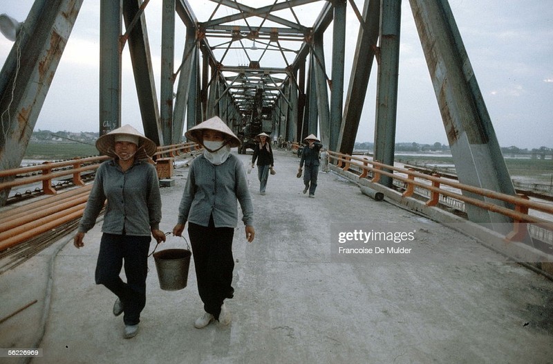 Nhin lai phu nu Viet Nam thap nien 1980 qua ong kinh nguoi Phap-Hinh-2