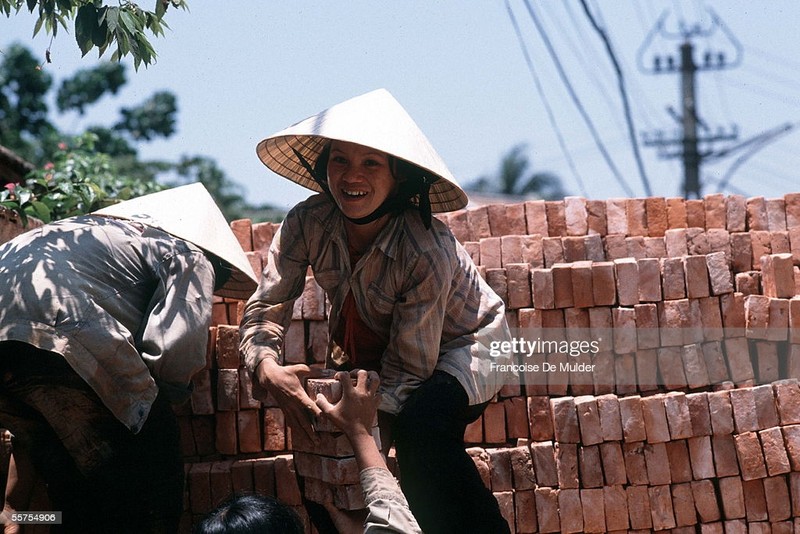 Nhin lai phu nu Viet Nam thap nien 1980 qua ong kinh nguoi Phap-Hinh-7