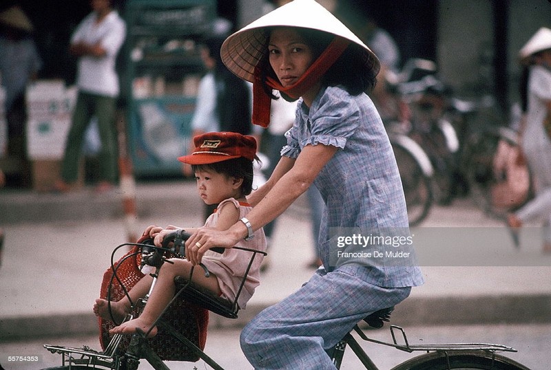 Nhin lai phu nu Viet Nam thap nien 1980 qua ong kinh nguoi Phap-Hinh-9