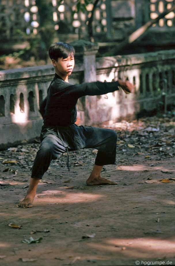 Den Quan Thanh Ha Noi nam 1993 qua loat anh cuc hiem-Hinh-11
