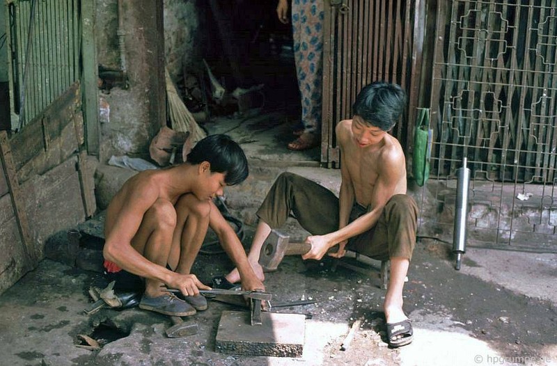 Nhung cong viec thu vi tren duong pho Ha Noi dau thap nien 1990-Hinh-7