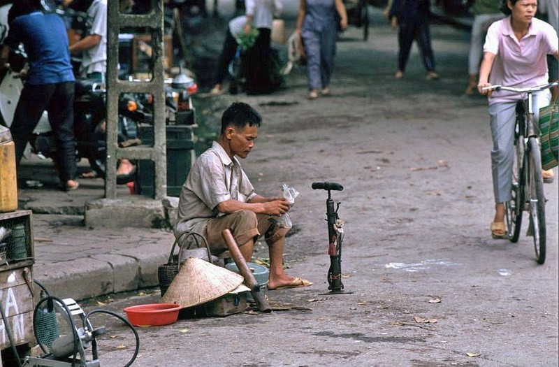 Nhung cong viec thu vi tren duong pho Ha Noi dau thap nien 1990-Hinh-9