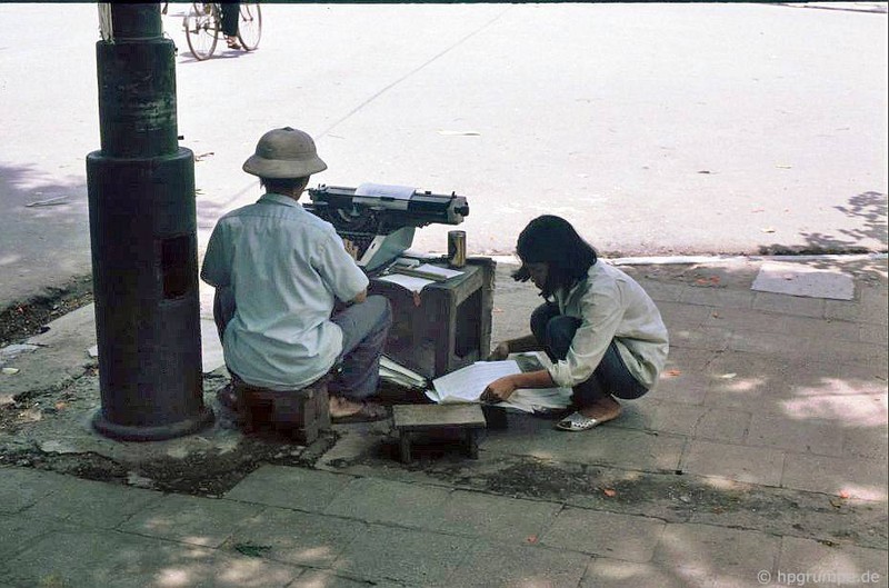 Nhung cong viec thu vi tren duong pho Ha Noi dau thap nien 1990