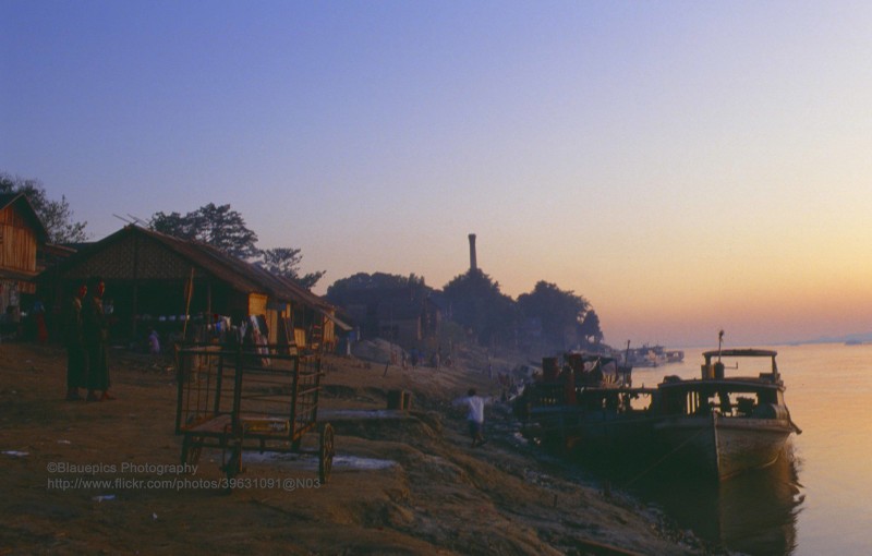Anh dac sac ve thanh pho dong dan thu hai Myanmar nam 1992-Hinh-10
