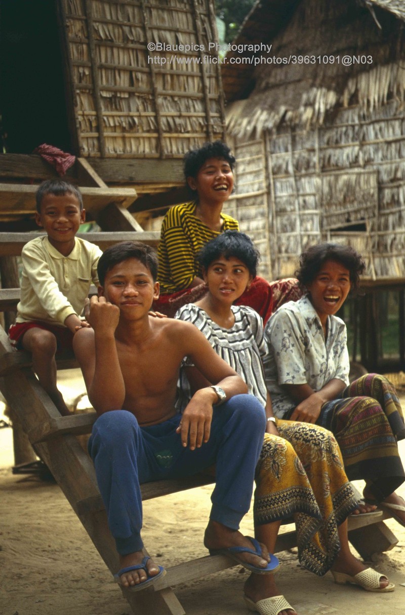Cuoc song tren bien ho o Campuchia nam 1993-Hinh-11