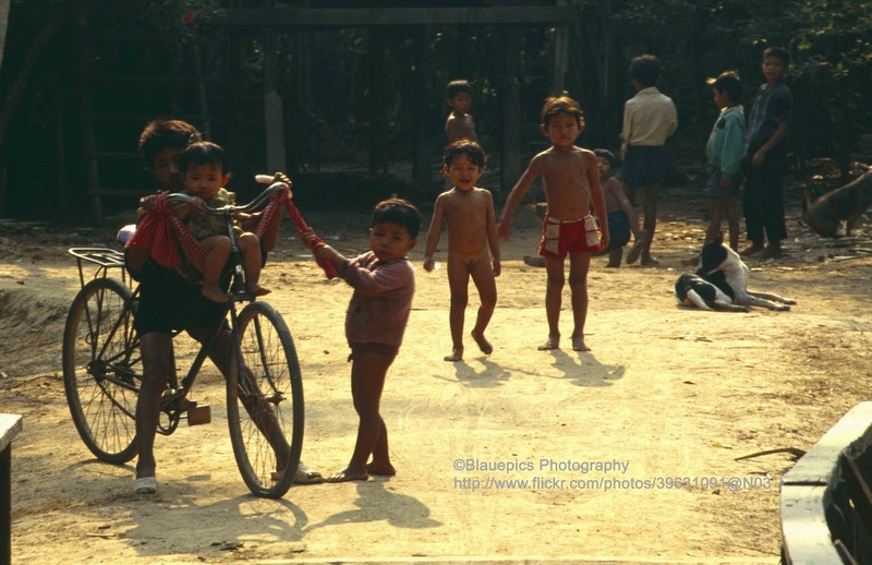 Cuoc song tren bien ho o Campuchia nam 1993-Hinh-9