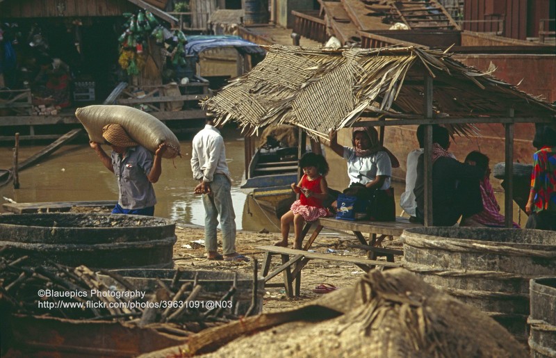 Cuoc song tren bien ho o Campuchia nam 1993